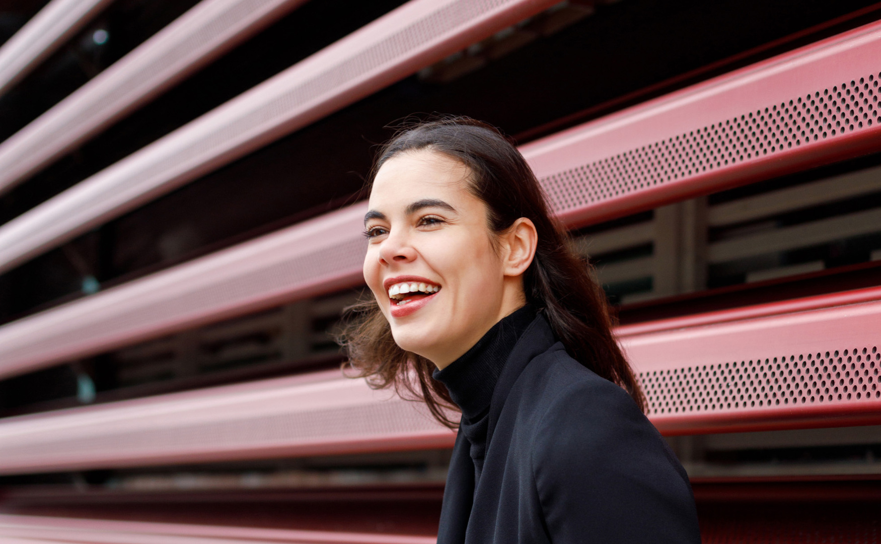 chica sonriente mira el horizonte