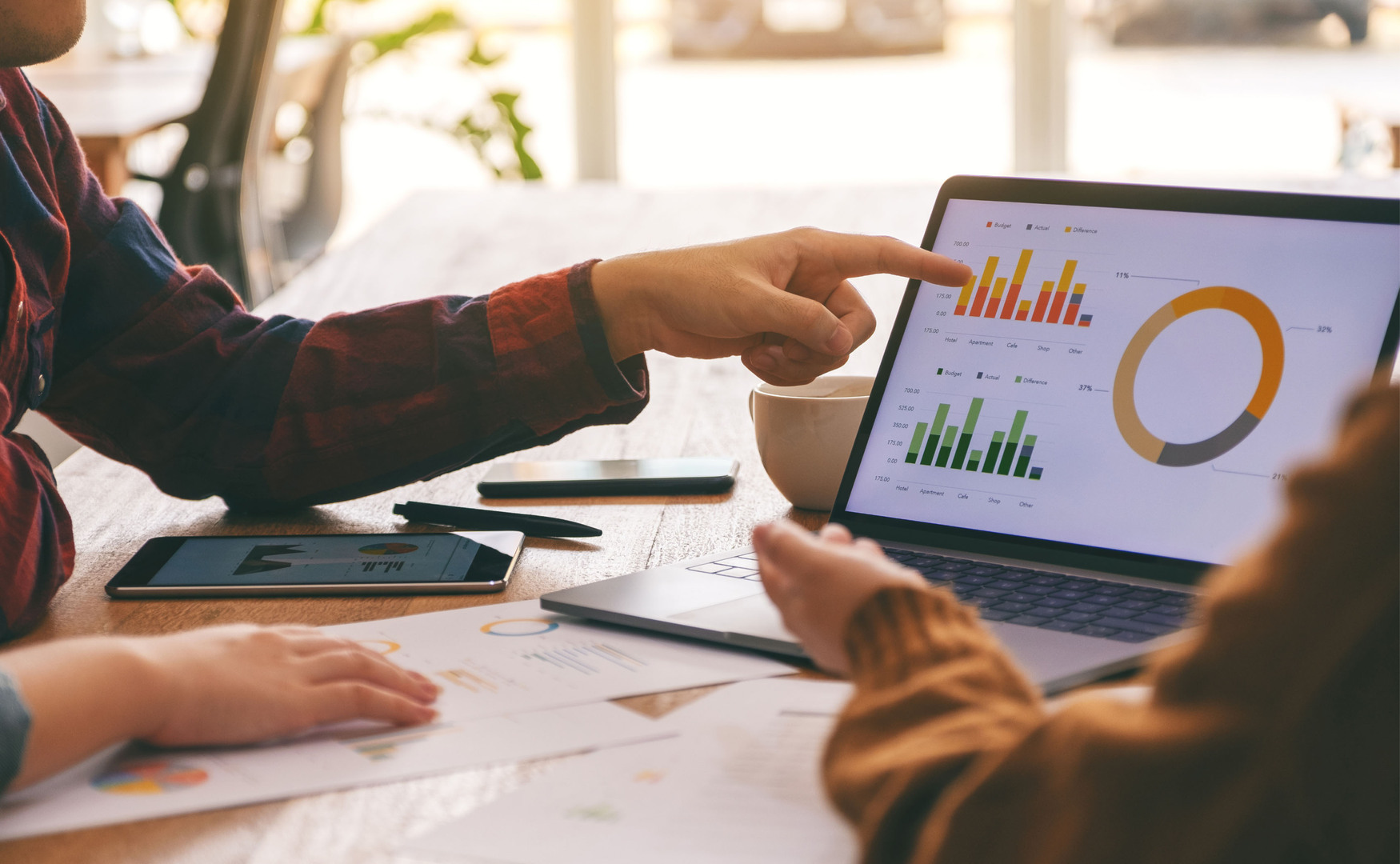 personas viendo una pantalla con estadisticas