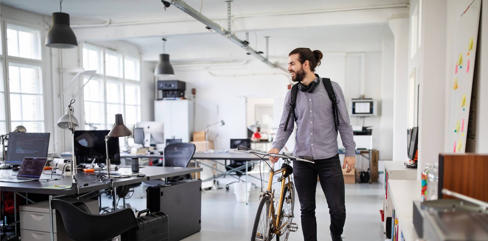 chico con su bicicleta en la oficina