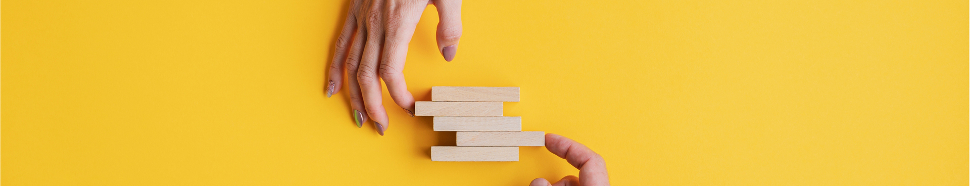 manos sobre fondo amarillo