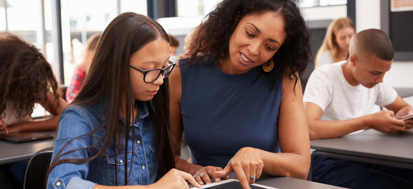 mujer ayuda a ni&ntilde;a