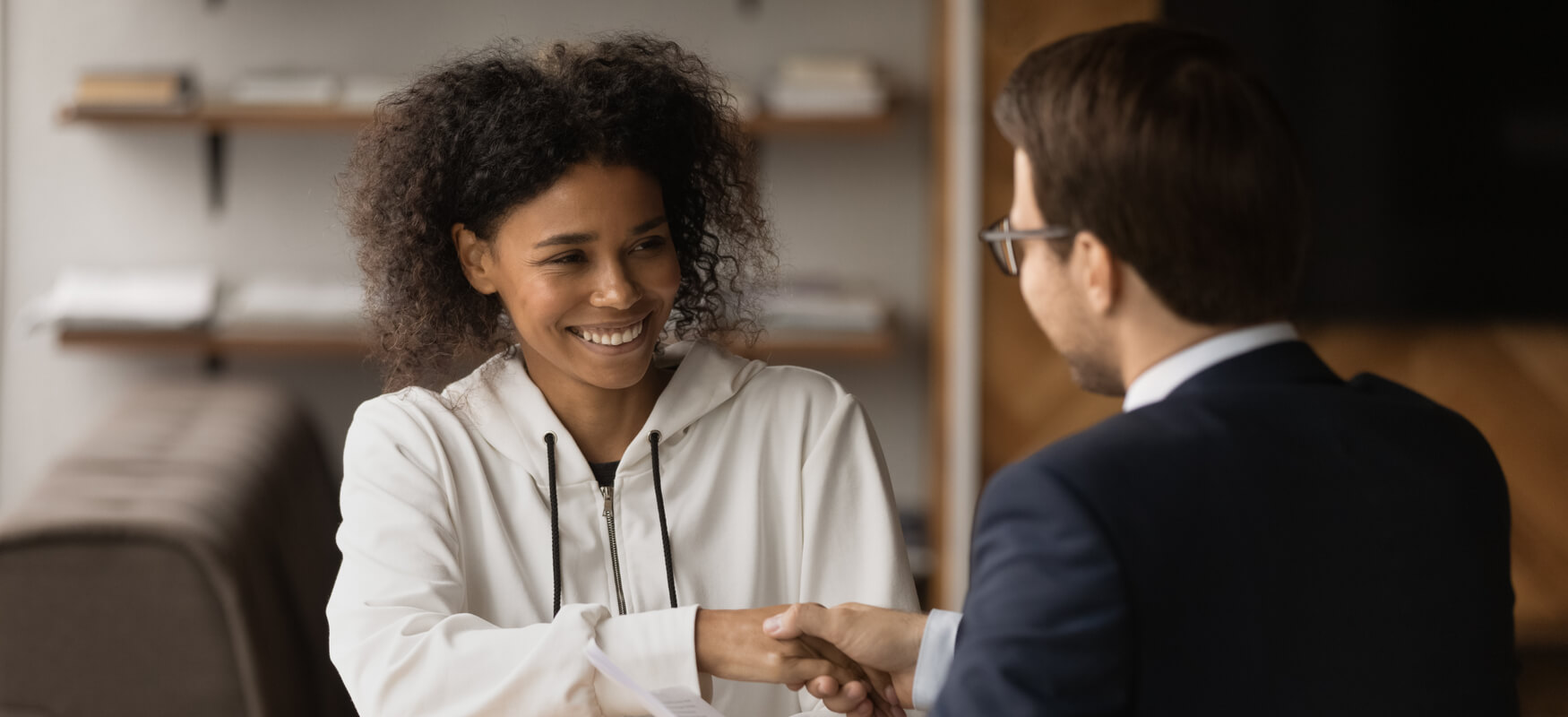mujer joven estrecha la mano a un hombre
