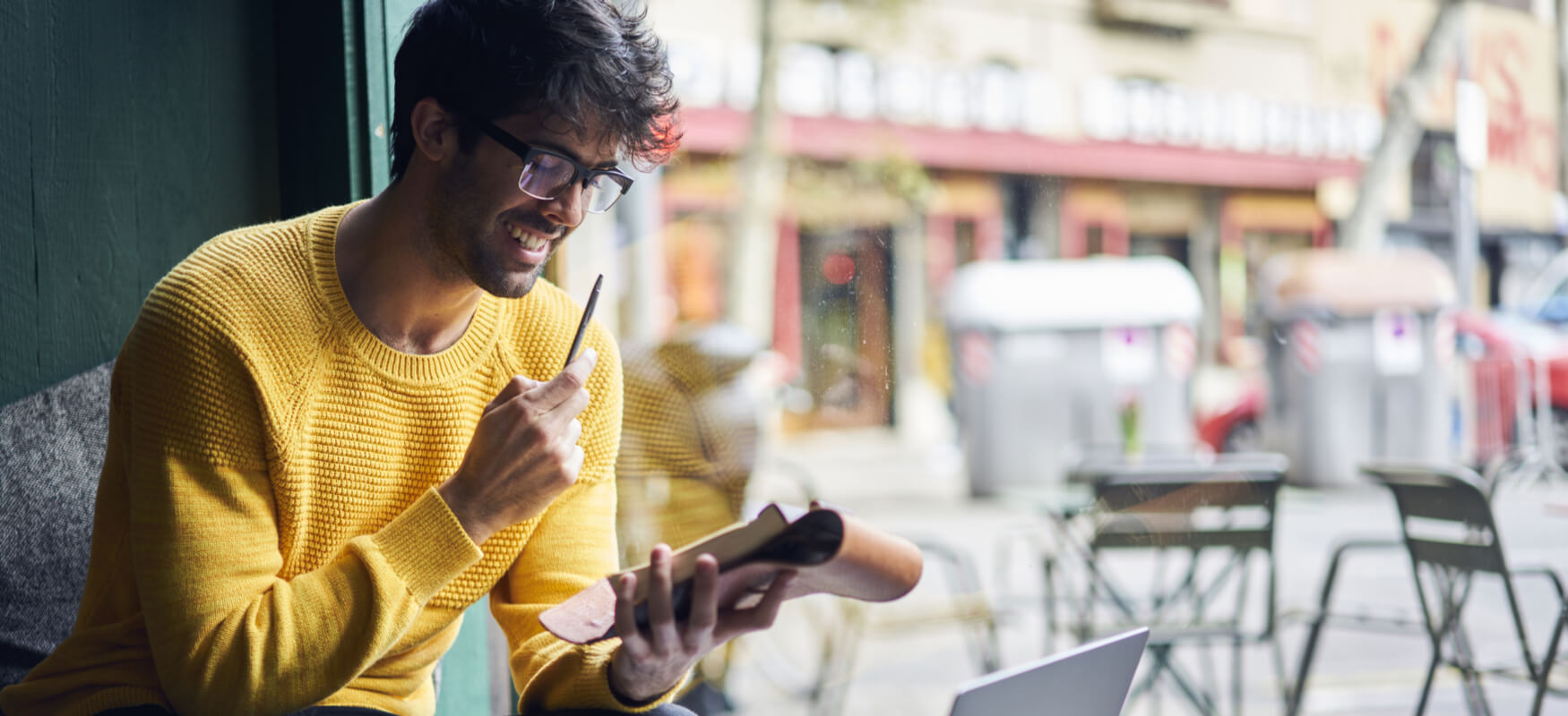 chico viendo sus notas en un bar