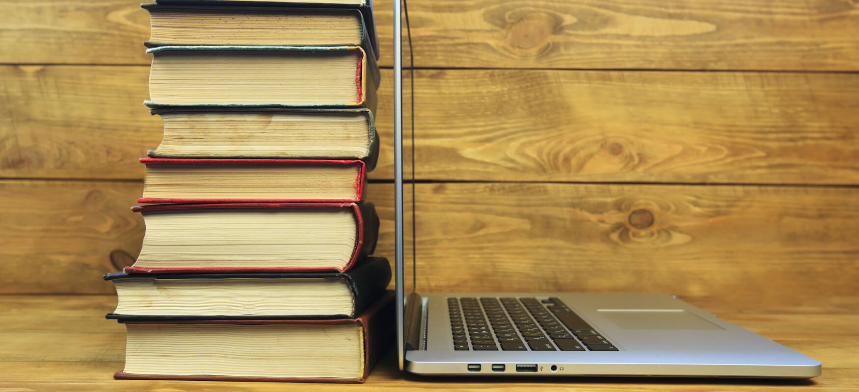 ordenador y libros