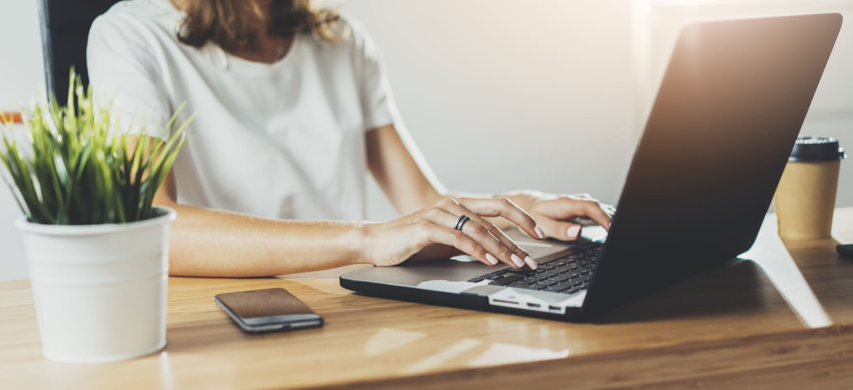 manos de mujer tecleando en el portatil