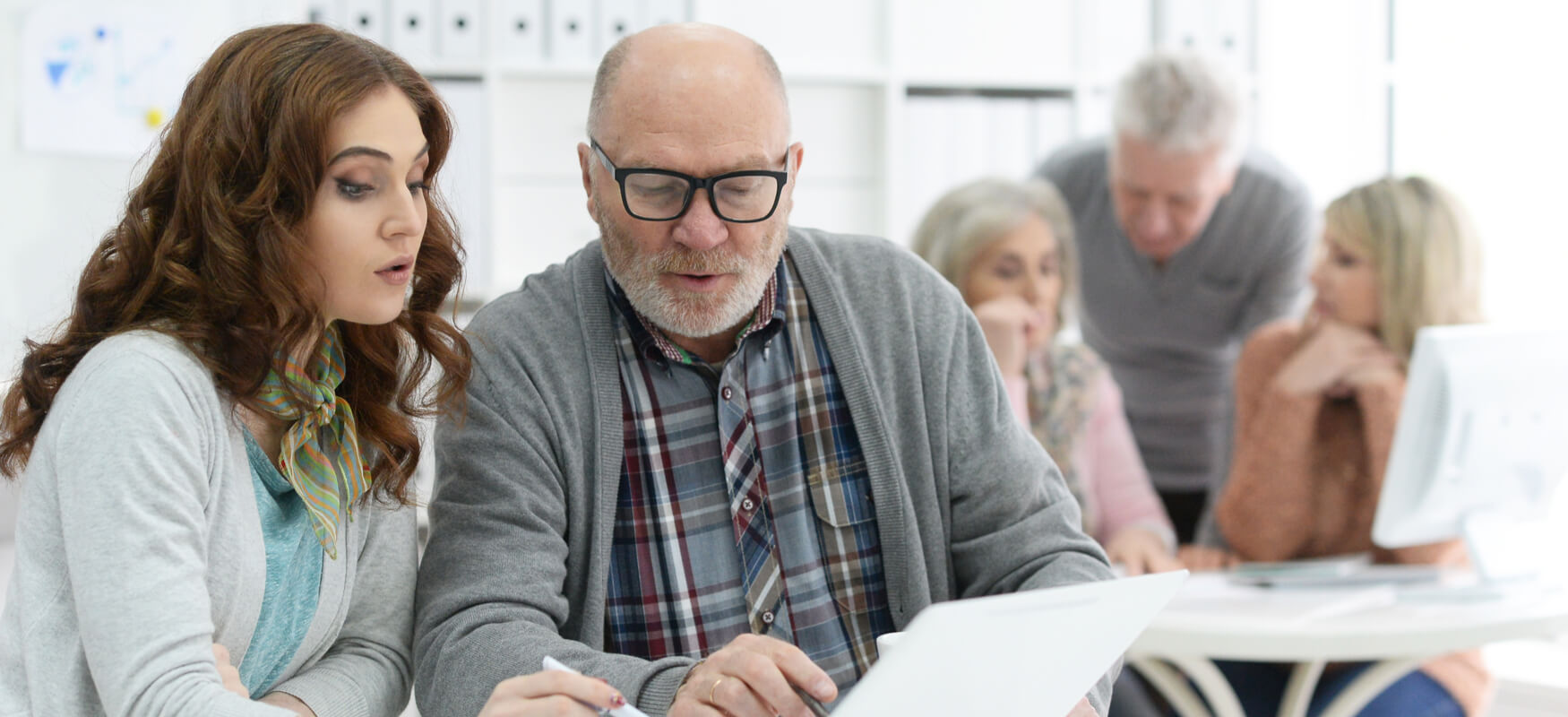mujer ayuda a se&ntilde;or mayor